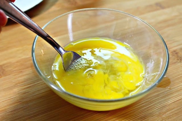 scrambled eggs in a glass bowl