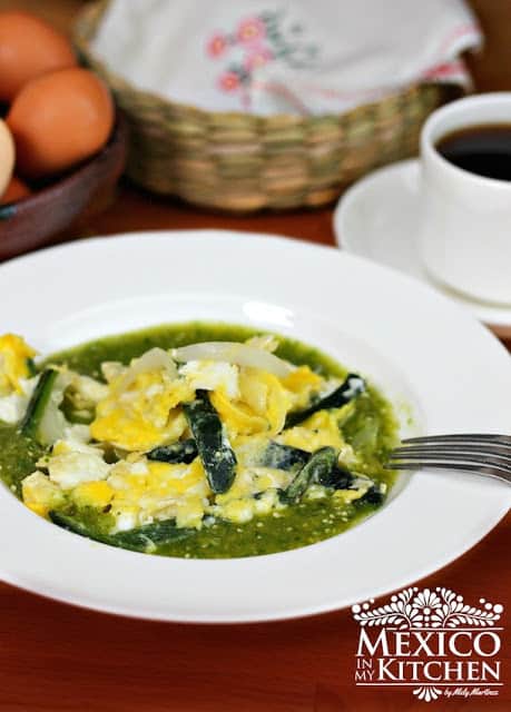 Pan Scrambled eggs with salsa verde mexican recipe
