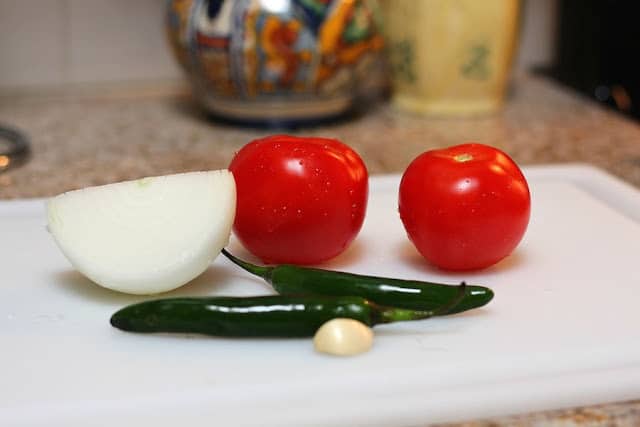 ingredients needed to make fresh salsa frita