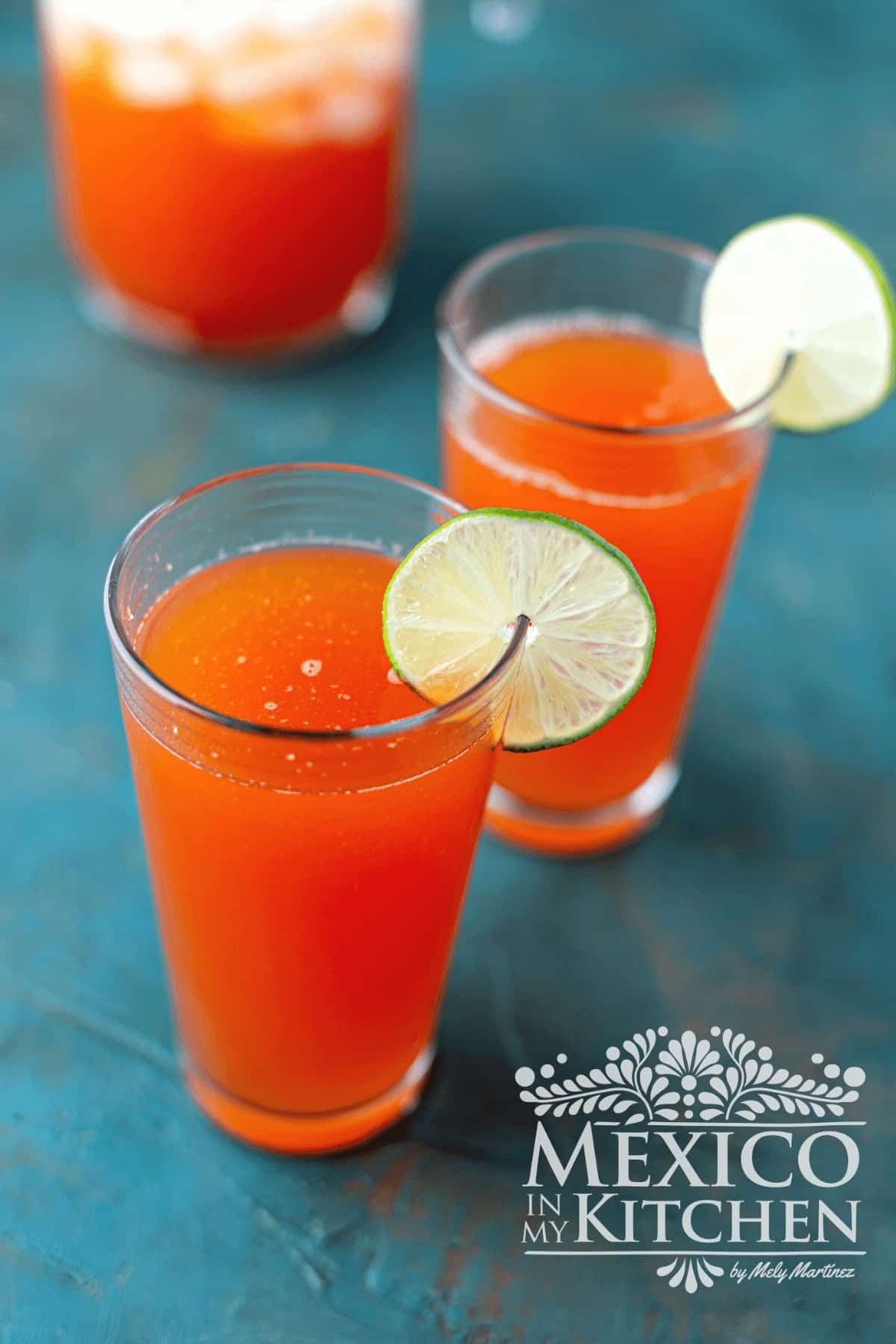Papaya drink on glass cups with lime slices.