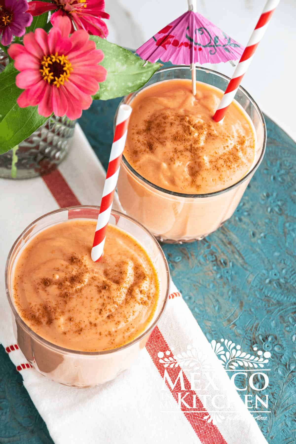 Two cups of mamey smoothie sprinkled with cinnamon.
