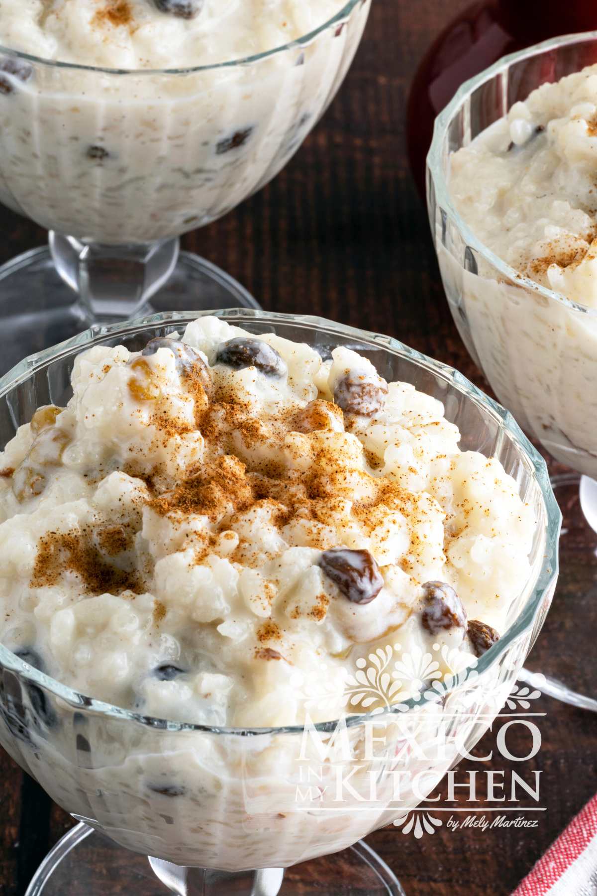 Arroz con leche in serving bowls, sprinkled with cinnamon.