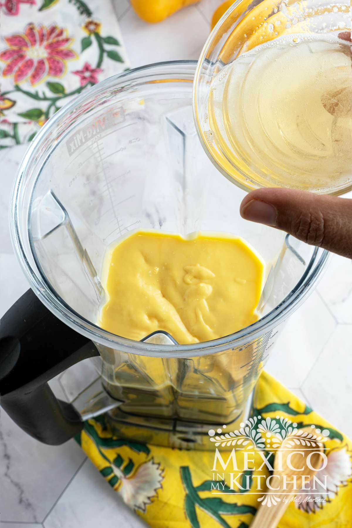 Mango mixture in a blender with gelatin.