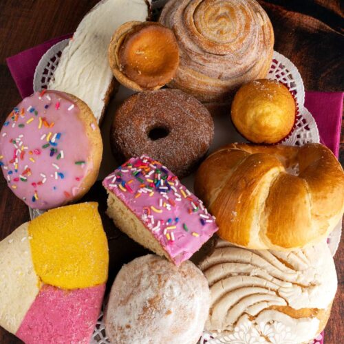 Different types on Mexican pan dulce, served in a platter.