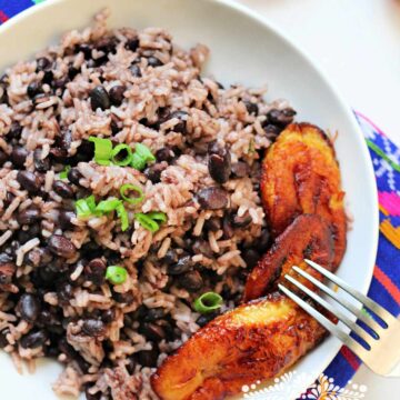 Black beans and rice | Moros con cristianos served in a plate with fried plantains.